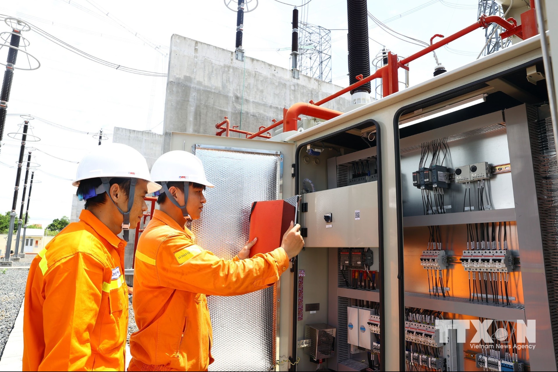 Công nhân TTĐ Khánh Hòa dùng thiết bị thông minh quét mã QR trên thiết bị tại TBA 500kV Vân Phong. (Ảnh: Huy Hùng/TTXVN)